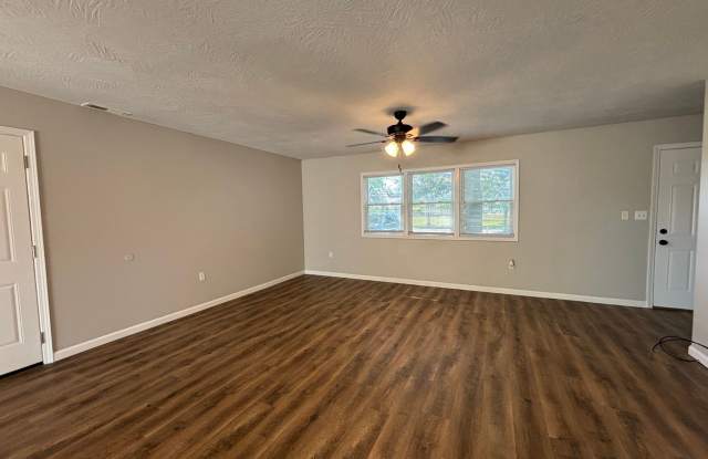 3 Bedroom House Near Nathaniel Greene Park! Gallery 4