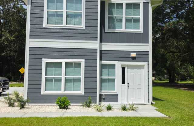 Charming 3 bed, 1.5 bath Gallery 1