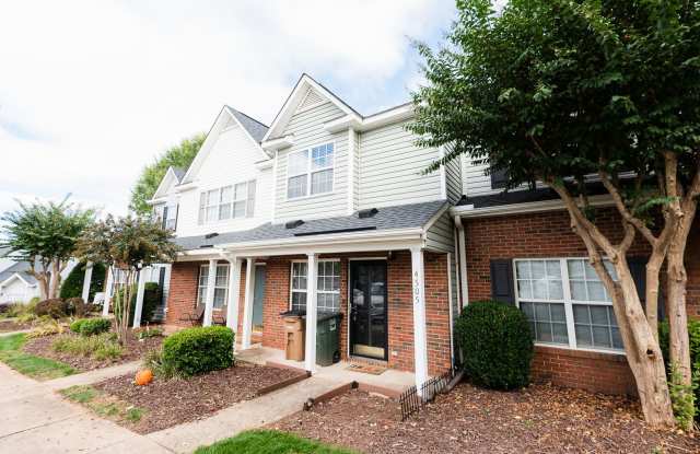 Amazing updated 2 bedroom 2.5 bathroom townhouse in NW Greensboro Keswick Place. Lawn care included. - 4505 Cross Ridge Lane, Greensboro, NC 27410