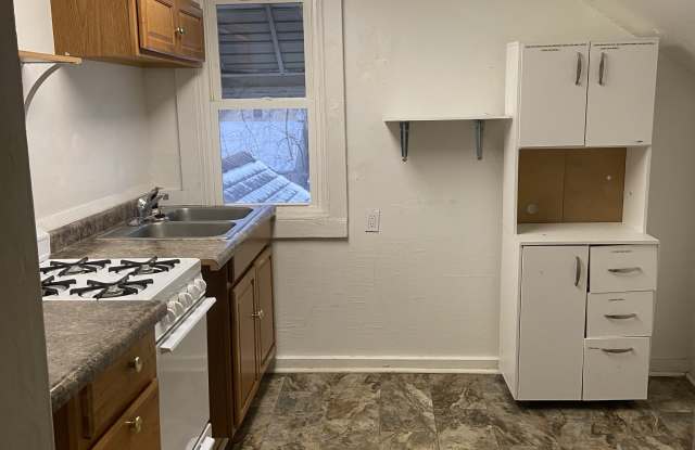 206 1/2 N Pleasant St - 206 North Pleasant Street, Jackson, MI 49202