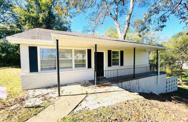 ** Beautiful 3 bed 2 bath located in forest hills ** Call our self showing number to schedule a tour 334-366-9198 photos photos