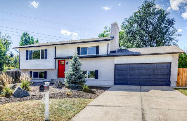 Charming 3 Bed Home Centrally located, Large Yard photos photos