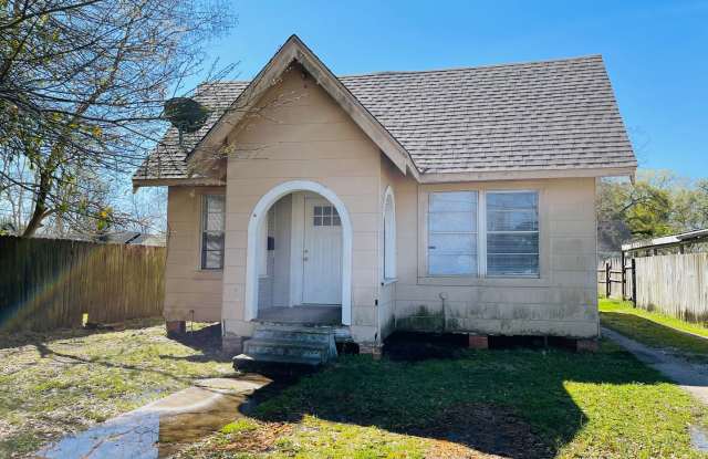 *Move-In Special!* 725 Highland Dr, Beaumont, TX 77705 - 725 Highland Drive, Beaumont, TX 77705