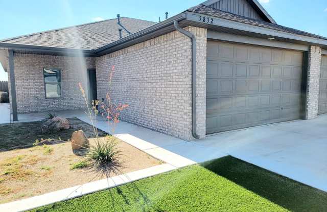 Stunning 3 Bedroom Townhome in Frenship School District photos photos
