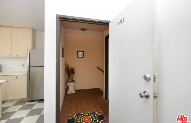 1753 North KENMORE Avenue Gallery 3