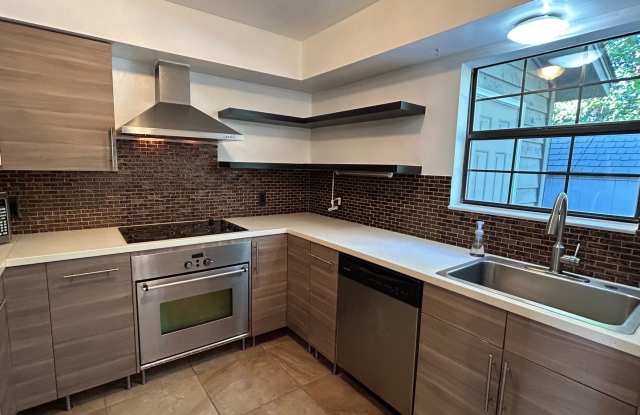 Savannah rental with 2 master bedrooms with ensuites - Conveniently located!! $1,000 OFF FIRST FULL MONTH’S RENT WITH AN ACCEPTABLE APPLICATION & CREDIT. FOR SHOWINGS PLEASE CALL REMAX ACCENT AT 912-756-5888. Gallery 3