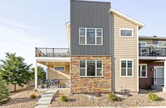 Beautiful 6 Bed/4.25 Bath Townhome with Mountain Views in Southwest Longmont! photos photos