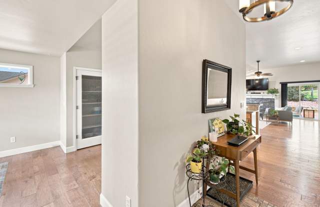 Beautiful, Spacious home in North Colorado Springs Gallery 4