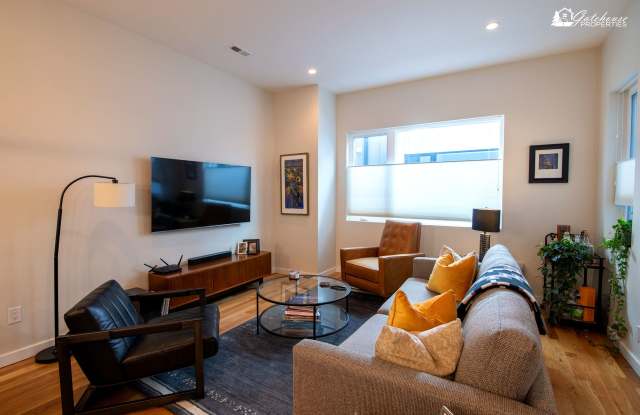 Modern 2-Bedroom Berkeley Townhome with Rooftop Deck & 2-Car Garage Gallery 4