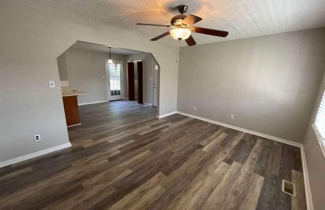 3 bedroom 1 bathroom house available.   Pet friendly! Gallery 4