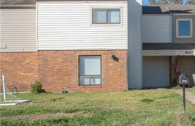 Bryan - 3 Bedroom / 1.5 bathroom / Carport / Back Yard, 2 Story unit. photos photos