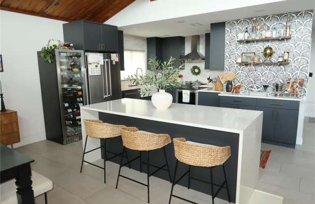 5945 VENETIAN Boulevard NE Gallery 4