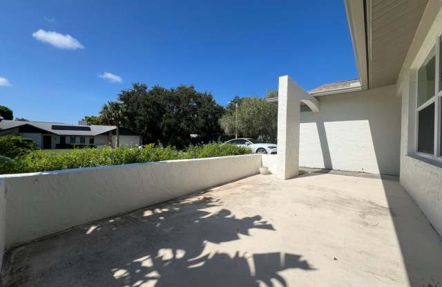 AVAILABLE NOW - 3-Bedroom Home in Prime Palm Harbor Location Gallery 3