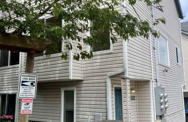 Very Cute Three Story Townhouse in West Seattle Gallery 3