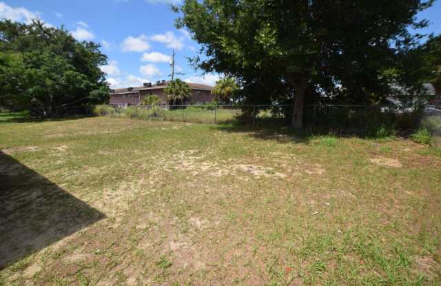 2 Bedroom 1 Bath Duplex For Rent at 933 Char Mil Avenue South Lake Alfred, FL 33850 Gallery 4