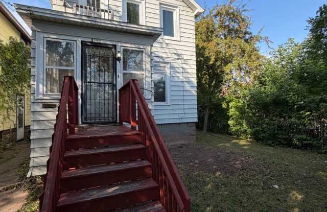 Available Immediately ! - 3 Bed 1 Bath Home! Gallery 1