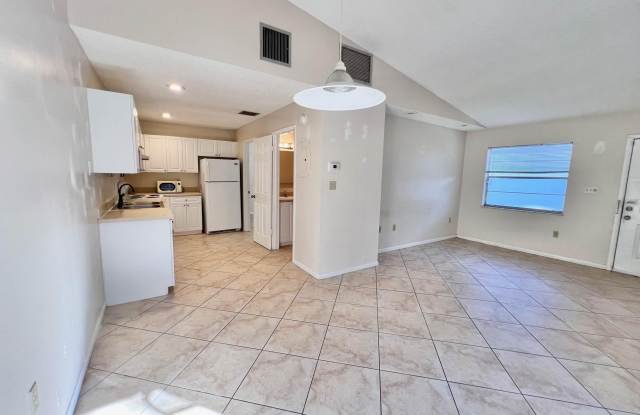 2002 S 10th Street unit: Apt D - 2002 South 10th Street, Fort Pierce, FL 34950