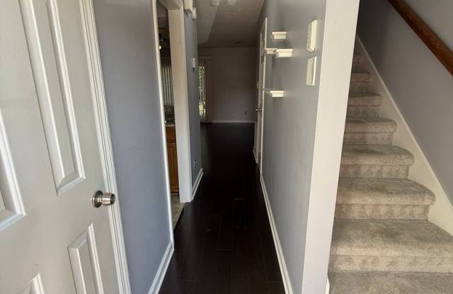 1BR/1.5BA Condo in Farragut – Prime Location & Modern Comfort Gallery 3