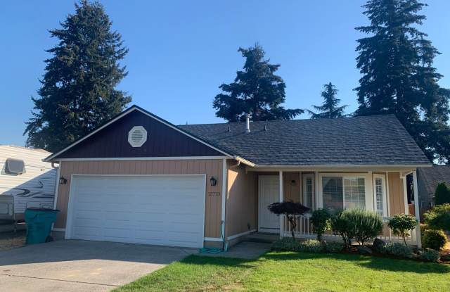 ***Newly Renovated Spacious and Bright 3 Bedroom Ranch Style House in North Image. All New Paint and LVP Flooring! **** photos photos