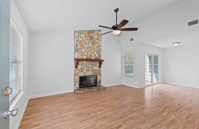 3 Bedroom, 2 Bath Home Within Walking Distance to School/Shopping Gallery 4