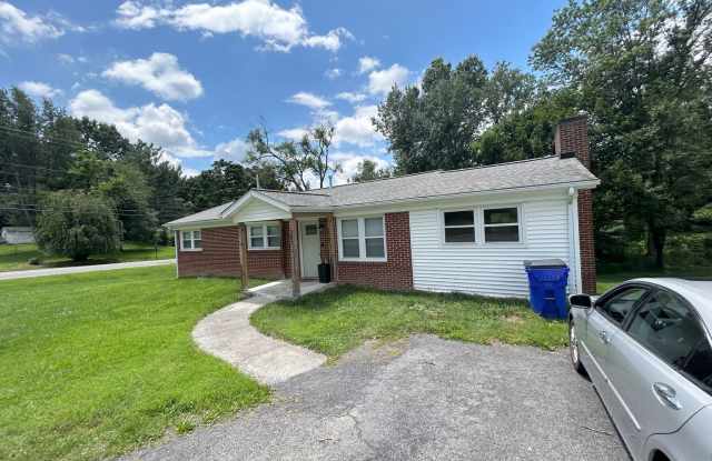 Spacious 4BR Home with 3 Baths, Large Yard & Convenient Blacksburg Location Gallery 1