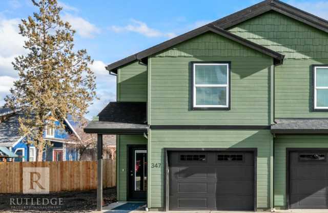 Beautiful 3 Bedroom, 2 Bath Townhome with Fenced Yard Gallery 3