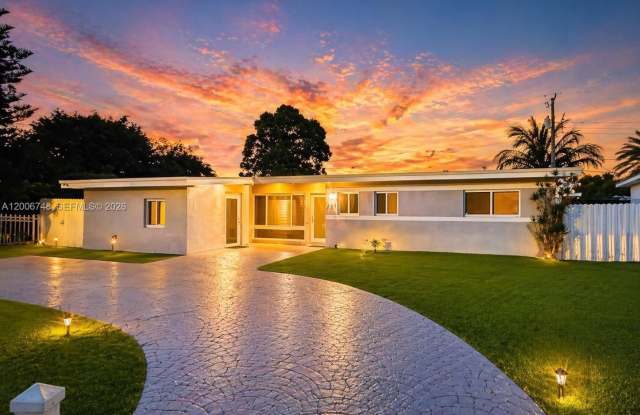 561 NE 172nd St photos photos