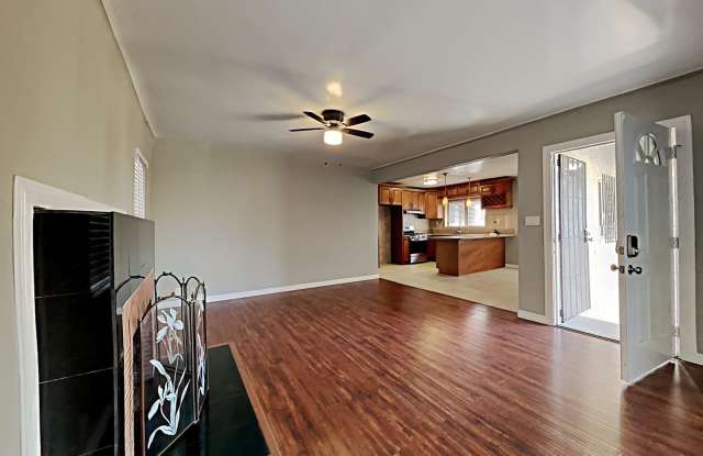 10604 S Manhattan Place Gallery 4