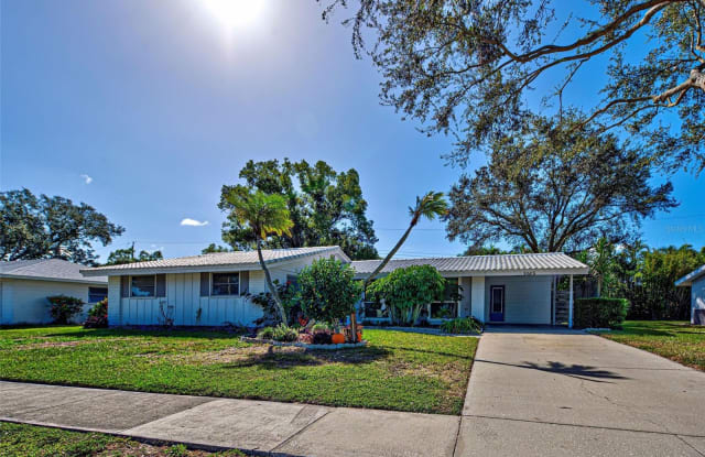 3185 REGATTA CIRCLE - 3185 Regatta Circle, Gulf Gate Estates, FL 34231