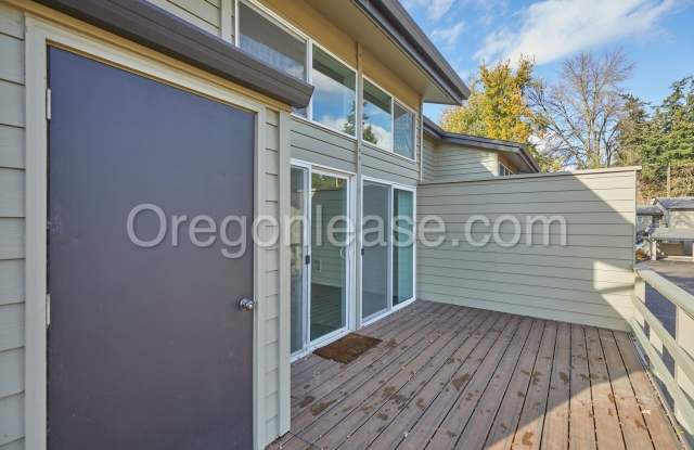 Beautiful Country Club Rd One bedroom Townhouse with attached two car garage - 319 Country Club Road, Eugene, OR 97401 Beautiful Country Club Rd One bedroom Townhouse with attached two car garage - 319 Country Club Road, Eugene, OR 97401