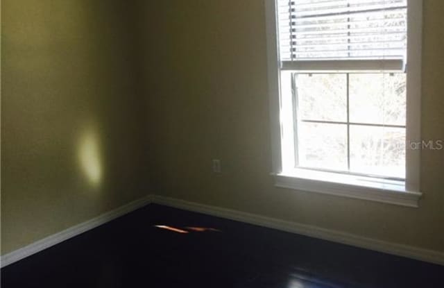 4102 N OLA AVENUE Gallery 4