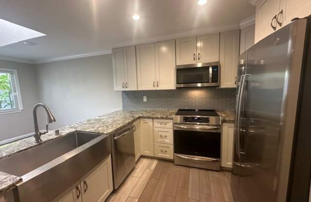 3 Bed/2 Bath- Beautifully Updated Townhome w/ Backyard- Move In Ready! Yes! photos photos