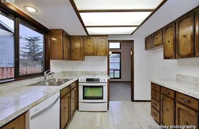 Rare One level Ranch -Huge Fenced Backyard Includes Yard Service- Happy Valley Gallery 3