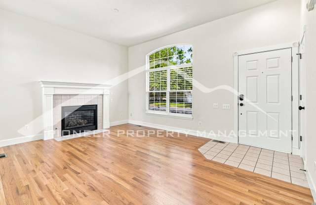 Gorgeous Home with Central AC and Washer/Dryer Gallery 4
