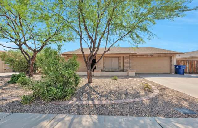 Spacious four-bedroom, two-bathroom home in the desirable South Tempe! Gallery 1