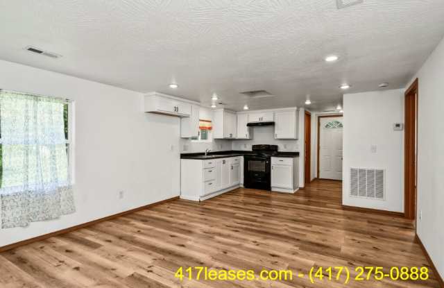 2518 N Weller Ave Gallery 4