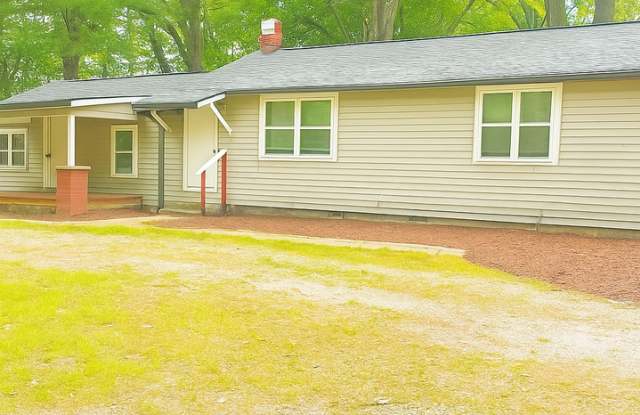 Private ranch with spacious yard! Can accommodate 5 bedrooms! photos photos