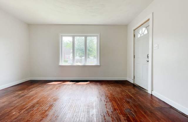 Cozy 2 Bedroom Home! Detached Garage! Large Backyard! photos photos