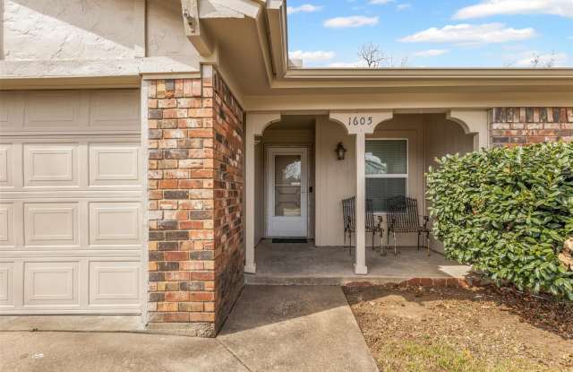 Charming 3 bedroom, 2 bathroom single-family home in Cleburne offering about 1,500 square feet of comfortable living space, just a short drive from historic downtown, local parks, and everyday conveniences. photos photos