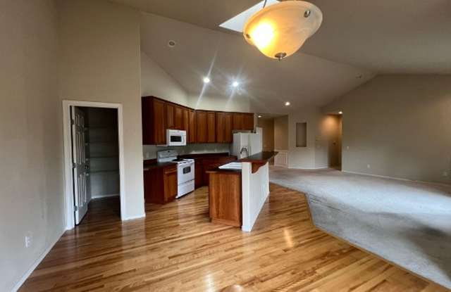 Spacious Olympia 3BD+Den - New Carpet & Paint Gallery 1