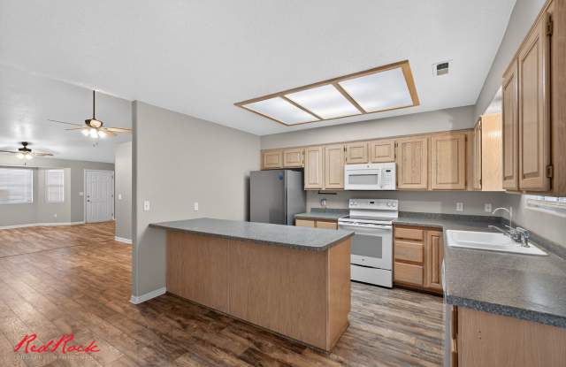 Charming 3 bedroom Townhome Close to Shopping photos photos