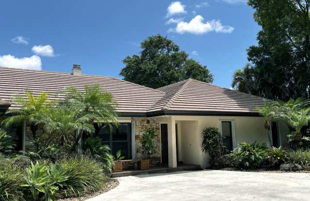 5125 WOODLAND LAKES Drive Gallery 1