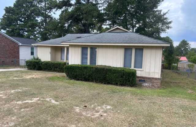Southeast Columbia. Nice Single Family Home. $200 Off First Month's Rent Move In Special Gallery 1