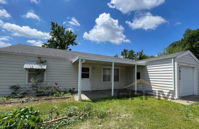 Large 3 bedroom with fenced in yard photos photos