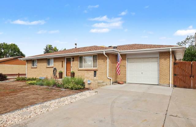 Charming Lamar Heights Ranch with Sauna & Two Garages — Just 2 Miles from Olde Town Arvada Gallery 3