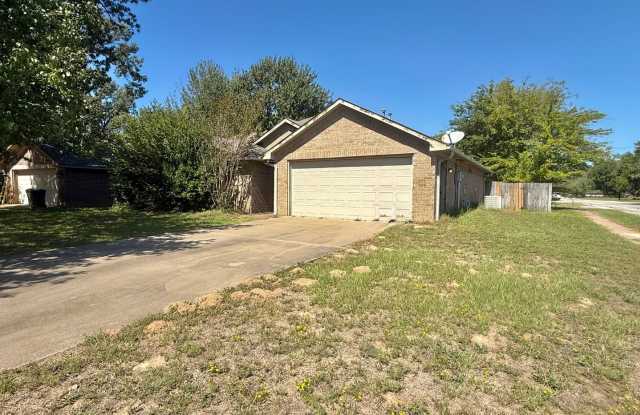 Spacious 3-bed/2-bath on corner lot! Gallery 3