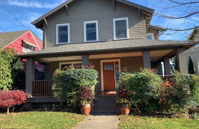 522 SE 70TH AVE - 522 Southeast 70th Avenue, Portland, OR 97215