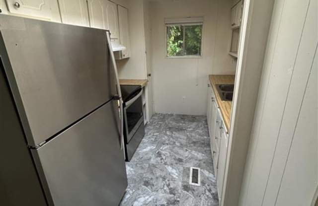 Two Bedroom Mobile Home for Rent with Detached Garage Gallery 3