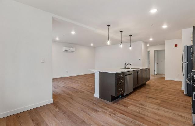 TOUR TODAY. APPLY TODAY. GET 1 MONTH FREE RENT ON SELECT UNITS! Gallery 3