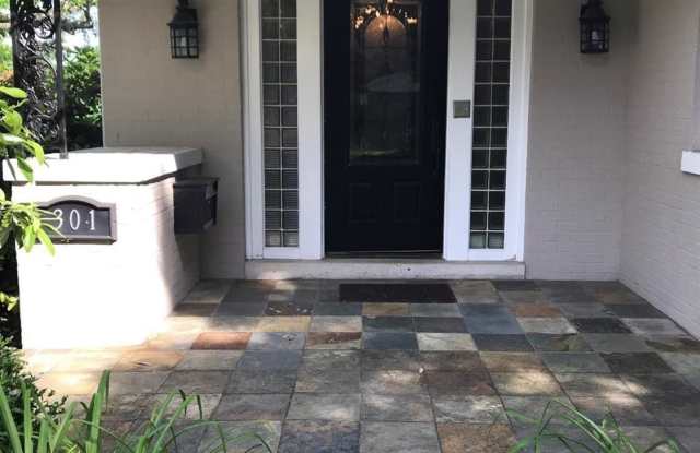 301 Colony - 301 Colony Blvd, Lexington, KY 40502